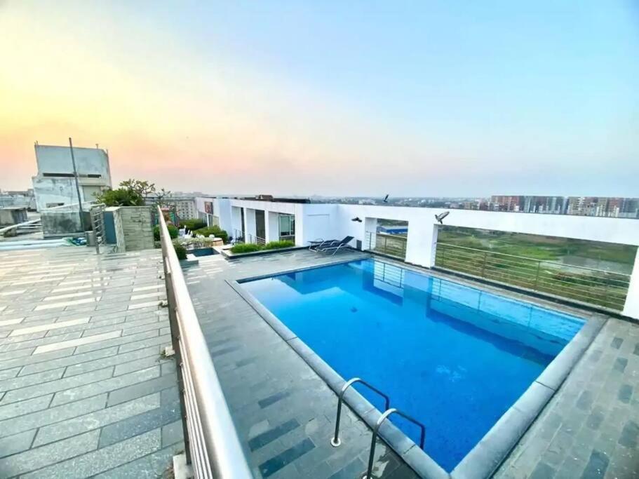 Siddha Xanadu 313, Poolside Near Airport, Cc2 Mall *